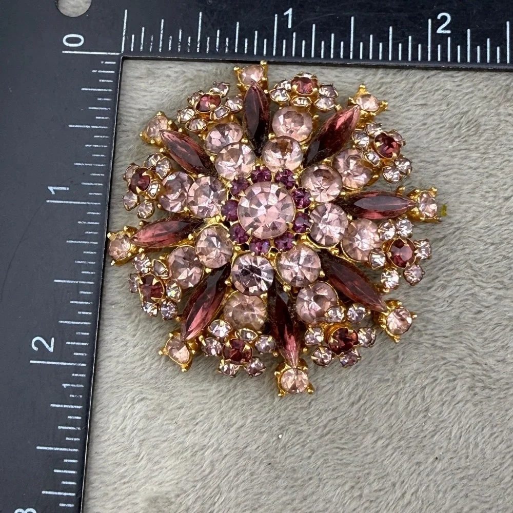 Vintage Rhinestone Brooch Purple‎ Gold Tone  Sparkle